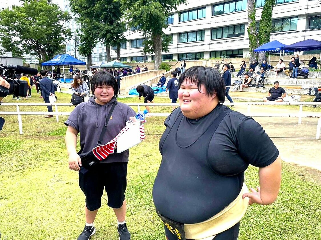 2023年5月14日、日本代表への内定がかかった「全日本相撲個人体重別選手権大会」で見事に白星をあげた。世界選手権への出場が無事に決まり、姉のさくら（左）の目にも涙が　本人提供
