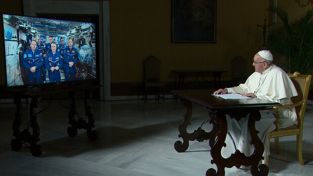 2022年、バチカンから国際宇宙ステーションとテレビ電話をつなぎ宇宙飛行士と交信 © 2022 21Uno Film srl Stemal Entertainment srl