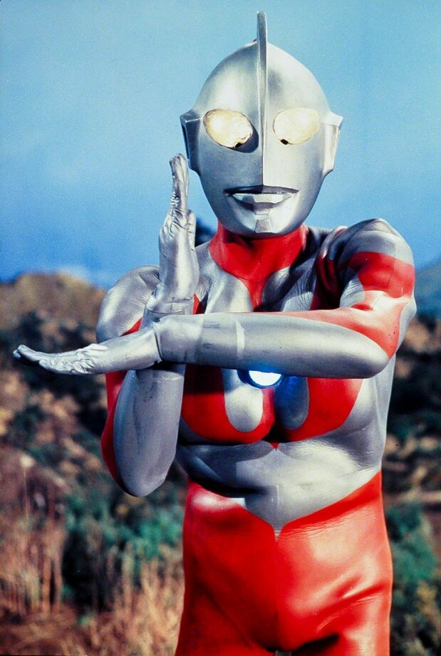 Ultraman libère sa technique spéciale, le « Specium Ray ». La série a atteint un taux d'audience de 42,8 %, ce qui en fait le plus grand succès de toutes les séries Ultraman à ce jour. © Tsuburaya Productions