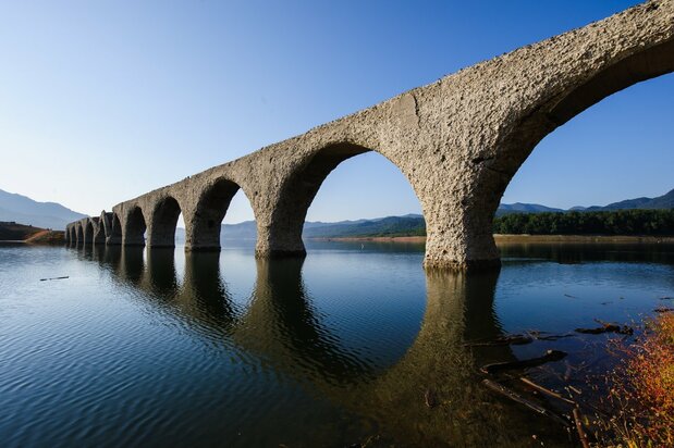Los arcos del puente Taushubetsu a lo largo del lago Nukabira en septiembre de 2019. (© Iwasaki Ryōji)