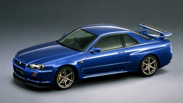 The R34, the fifth-generation Skyline GT-R, was launched in 1999. With a more compact body than the R33, it offered agile handling and outstanding driving performance. (Courtesy Nissan Motor)