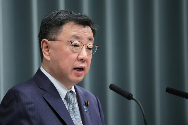 El secretario jefe del Gabinete Matsuno Hirokazu anunció su dimisión el 14 de diciembre, en la Oficina del Primer Ministro en Tokio. (© Jiji)