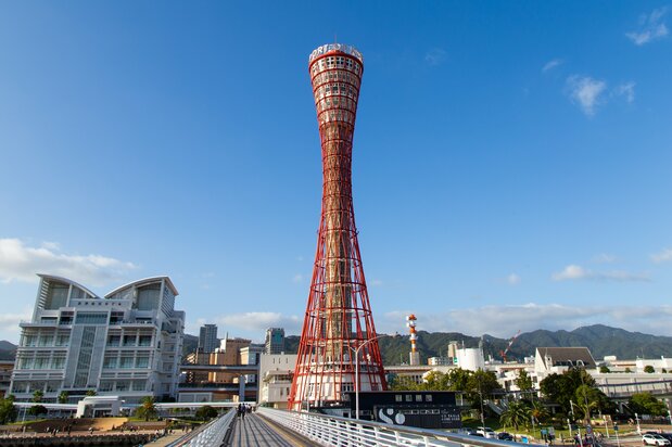 神戸のランドマーク「神戸ポートタワー」。鼓型の上部が展望フロアになっている