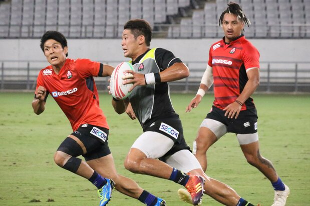 Fujita Yoshikazu (center) offers the Japan Sevens experience as well as attacking and defensive clout. (© Ōtomo Nobuhiko)