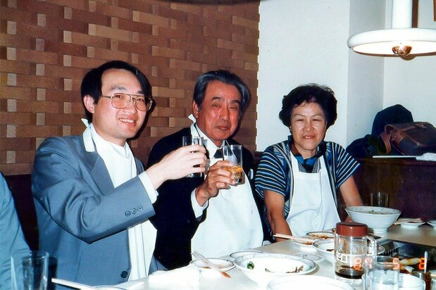 一生の師と仰ぐ在日台湾人建築家の郭茂林さん(中央)と泰宗さん(左)(河田泰宗さん提供)