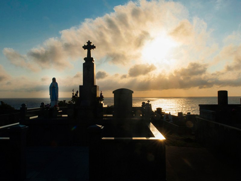 Las tumbas forman una hermosa silueta con la luz del atardecer.