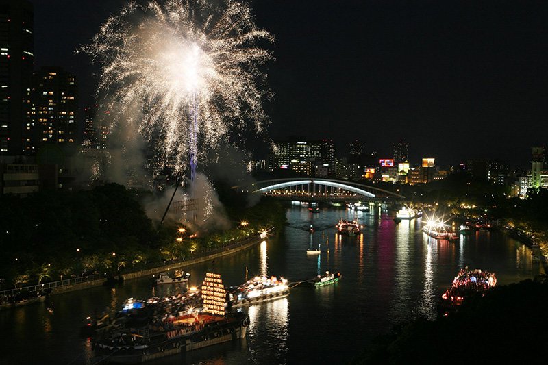 天神祭では奉納花火が夜空を彩る。（写真提供＝大阪天満宮）