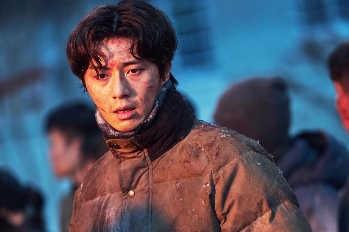 心優しい男ミンソンも、極限状態とヨンタクの存在により少しずつ変化していく　© 2023 LOTTE ENTERTAINMENT & CLIMAX STUDIO, INC. ALL RIGHTS RESERVED.