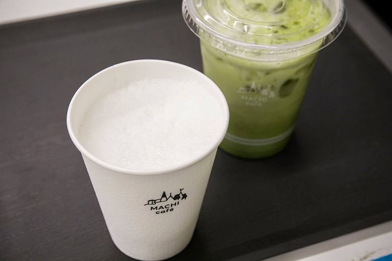 仅限部分门店有售的“抹茶拿铁”，有热饮和冷饮两种可供选择