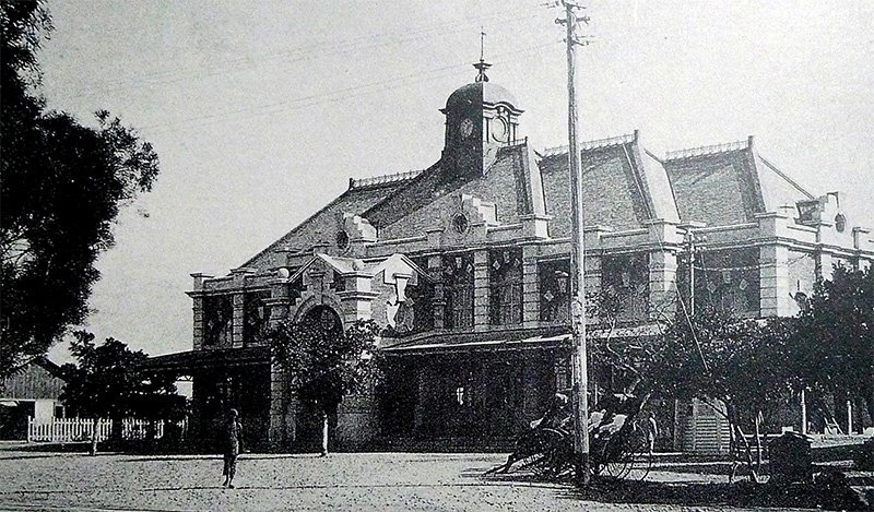 日本統治時代の新竹駅の様子。都市計画に従って整備された美しい家並みに壮麗な駅舎が映えたという。『古写真が語る台湾 日本統治時代の50年』（祥伝社）より