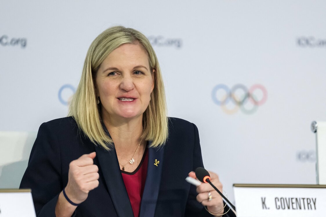 Mme Coventry lors de la conférence de presse qu’elle a donnée après son élection au poste de président du CIO, le 20 mars 2025, à Costa Navarino en Grèce. (AFP-Jiji)