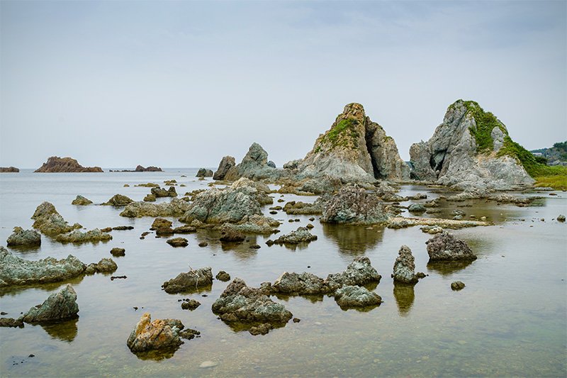 Las dos rocas más altas son las conocidas como el Matrimonio de la Costa de Nanaura. Se les atribuye el poder de favorecer los noviazgos. Por cierto, la esposa es la roca de la izquierda.