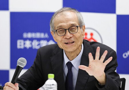 記者会見するそあい栄誉教授＝20日午後、東京都江戸川区
