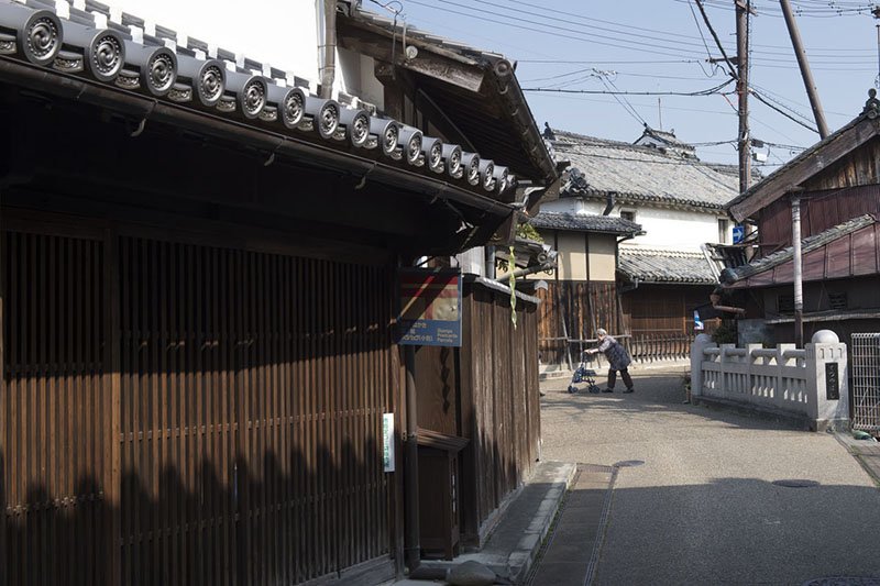 La calle Shinmachi figura en la Lista de Distritos Importantes para la Preservación de Conjuntos de Edificios Tradicionales, elaborada por la Agencia de Asuntos Culturales de Japón.