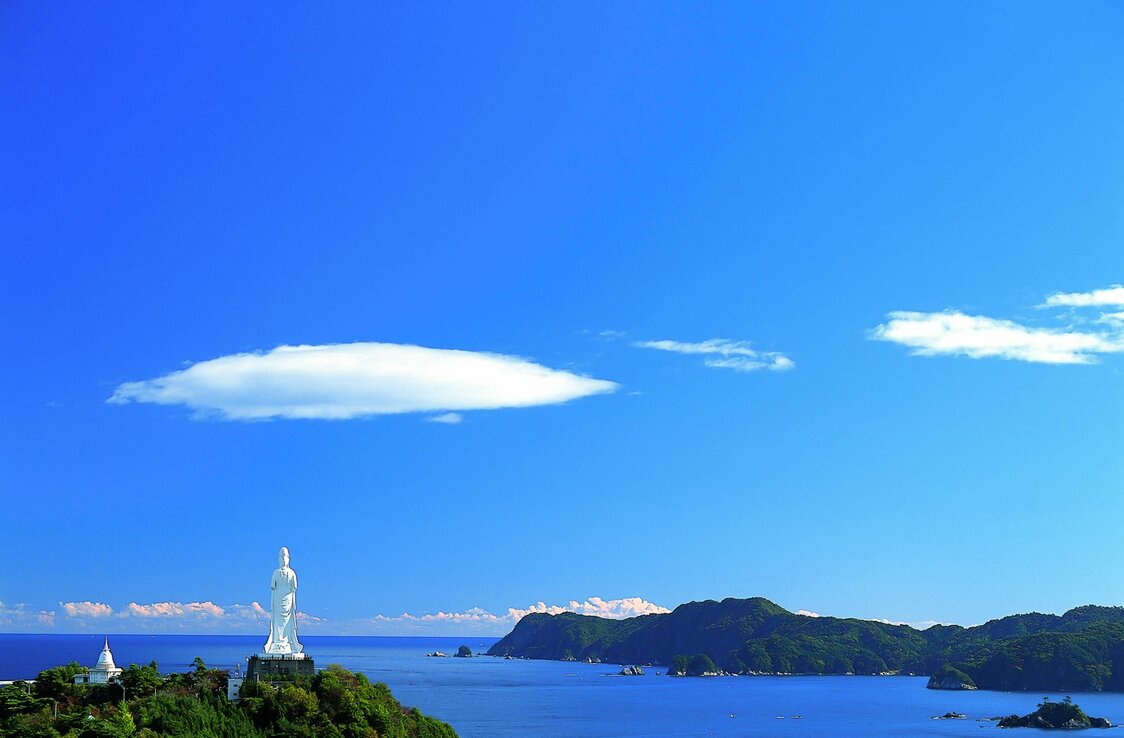 守望着釜石湾的釜石大观音  图片提供：岩手县观光协会