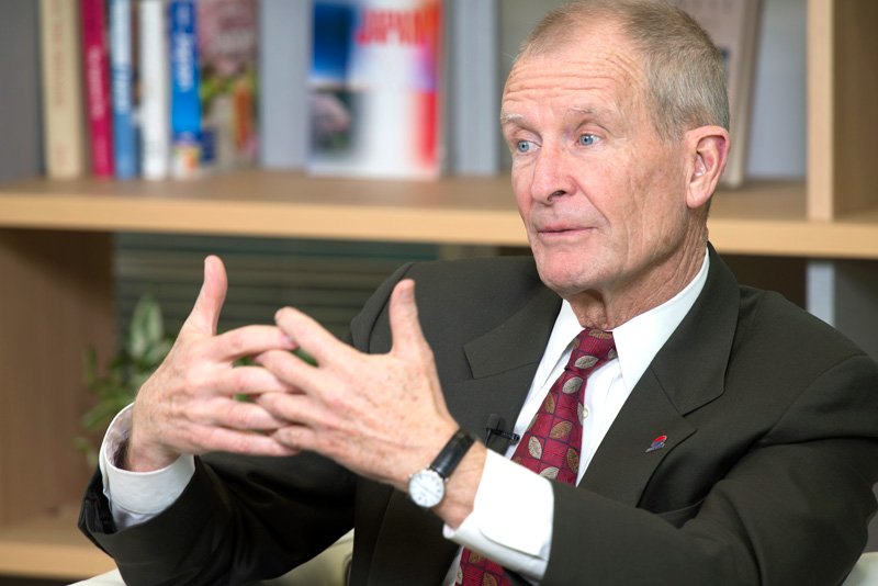 日本は独自の視点、構想の提示を：デニス・ブレア元米国家情報長官インタビュー