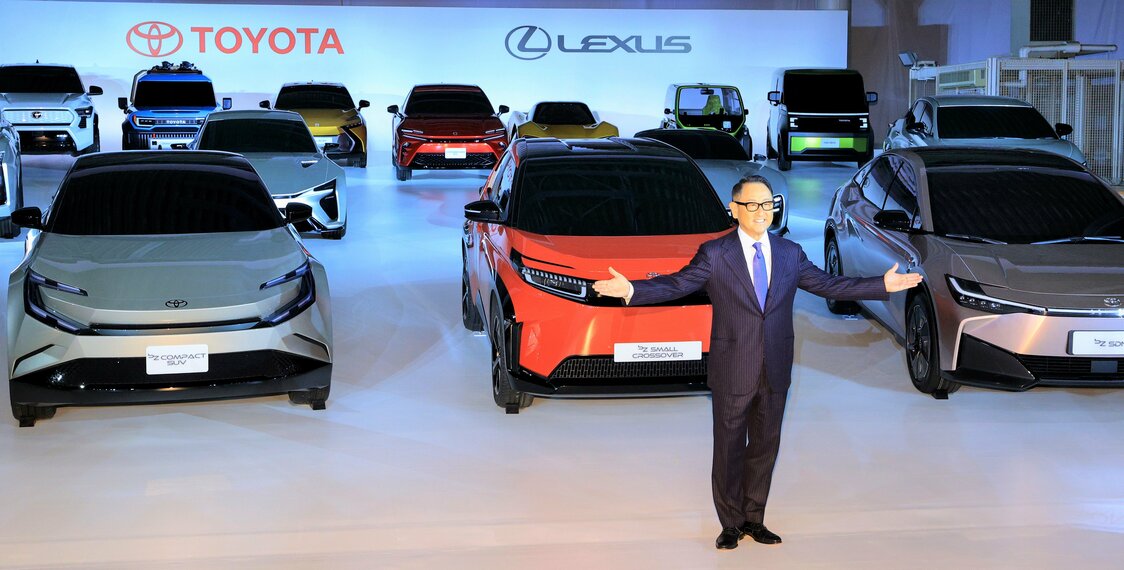 El presidente Toyoda Akio explica la estrategia del vehículo eléctrico (VE), Tokio, 14 de diciembre de 2021. (Jiji Press)