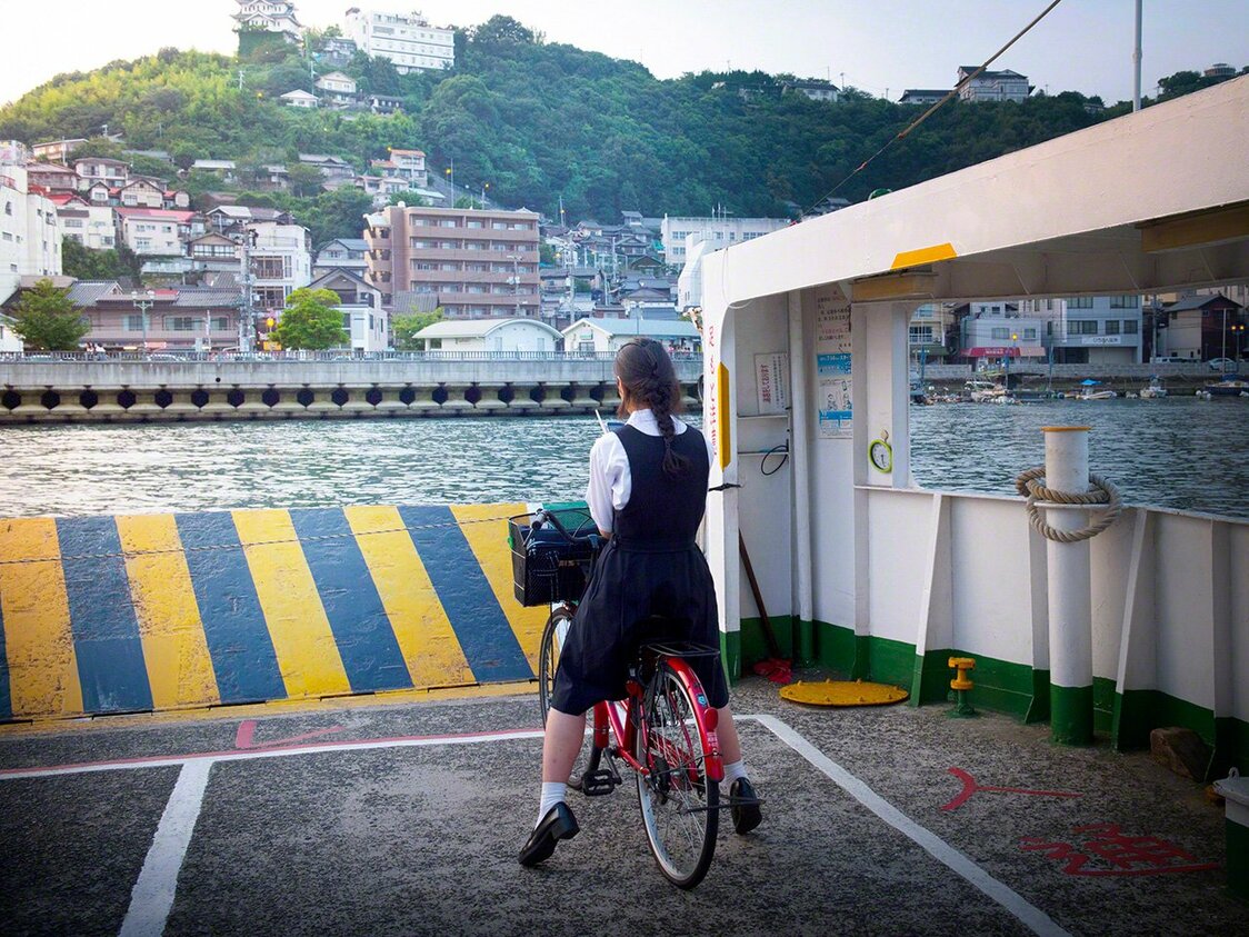 フェリーに自転車を乗せて通学（向島、むかいしま）