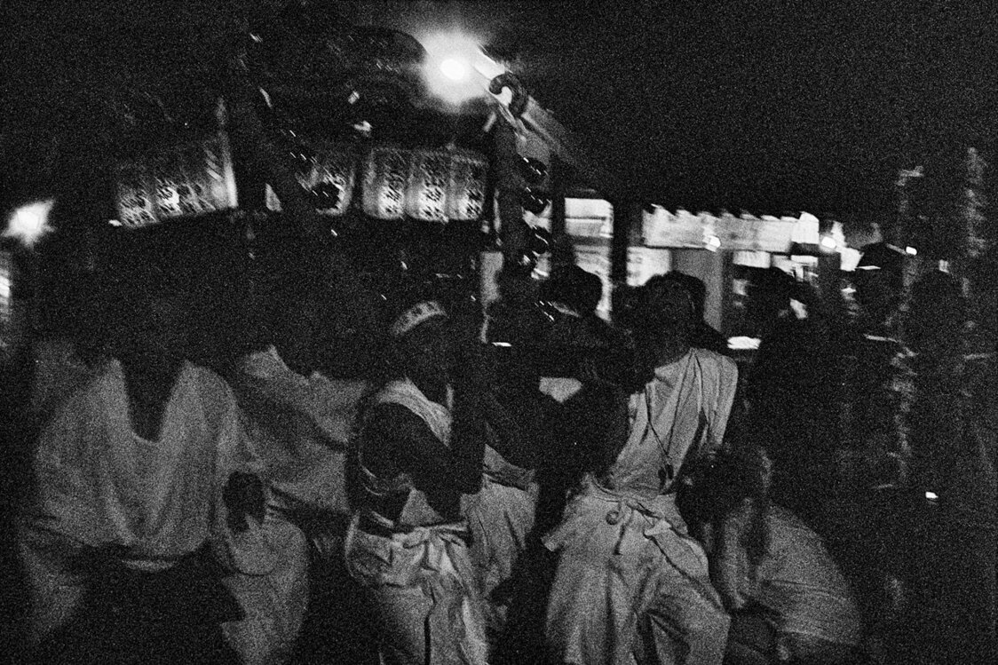 神輿を拝殿に納める宿入之儀（2004）