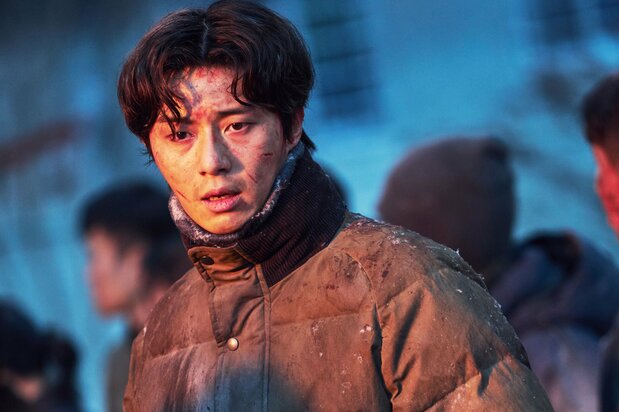 心優しい男ミンソンも、極限状態とヨンタクの存在により少しずつ変化していく © 2023 LOTTE ENTERTAINMENT & CLIMAX STUDIO, INC. ALL RIGHTS RESERVED.