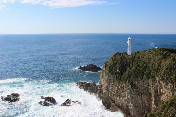 En el punto más meridional de Shikoku se encuentra el faro del cabo de Ashizuri (ciudad de Tosa-Shimizu). En la punta del cabo hay un campo de camelias japonesas yabutsubaki. (Imagen Asociación de Convenciones Turísticas de la Prefectura de Kōchi)