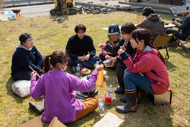 昼食は屋外で湯を沸かして、カップ麺やお菓子で済ませる