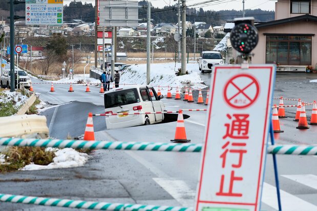 An earthquake-damaged road in the town of Tōhoku in Aomori on December 9, 2025. (© Jiji)