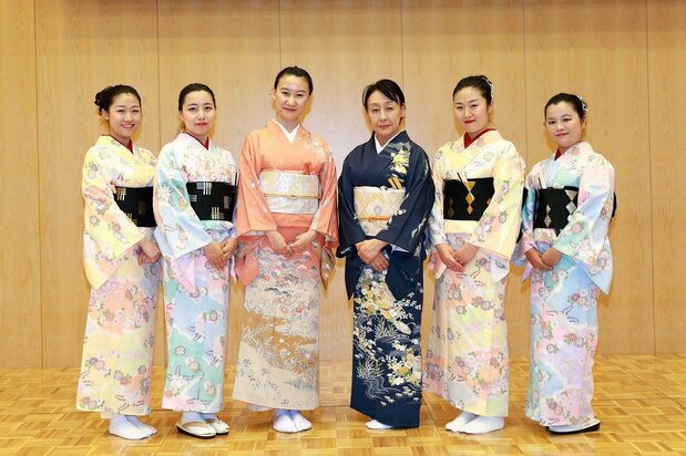 藤间万惠老师和她的中国学生(摄影:赵溪):笔者提供