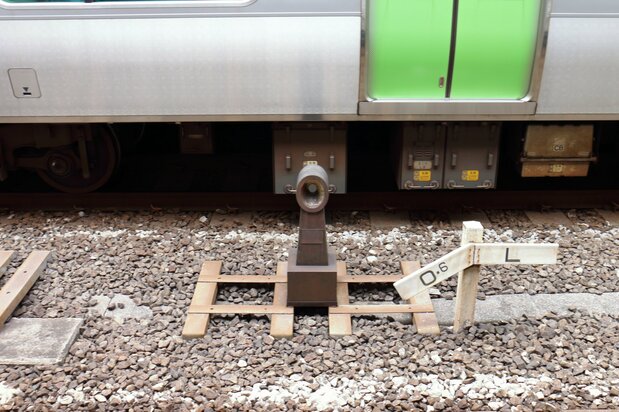 Today the Yamanote’s 0-kilometer point is at Tokyo Station, between platforms 4 and 5, where the marker has stood since the station celebrated its fifty-fifth birthday in 1969. (© Pixta)
