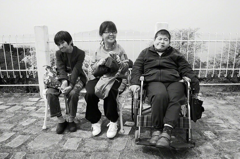 Les trois amies d’enfance victimes de la maladie Minamata, 40 ans plus tard. Sakamoto Shinobu est à gauche. Maeda Emiko (au centre) est morte en 2018 et Kagata Kiyoko (à droite) ne se déplace plus qu’en fauteuil roulant. (Photo prise en 2012, dans le parc Yunoko de Minamata)