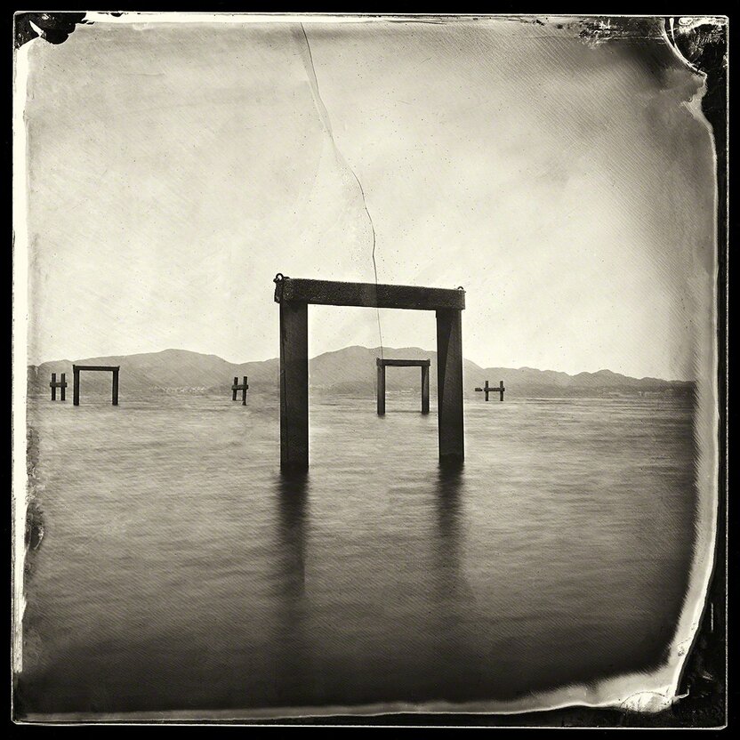 Les structures en béton utilisées par les pêcheurs de palourdes sur le lac Shinji. Elles ressemblent aux portiques torii de la religion shintô, considérées comme des passages vers le monde spirituel.