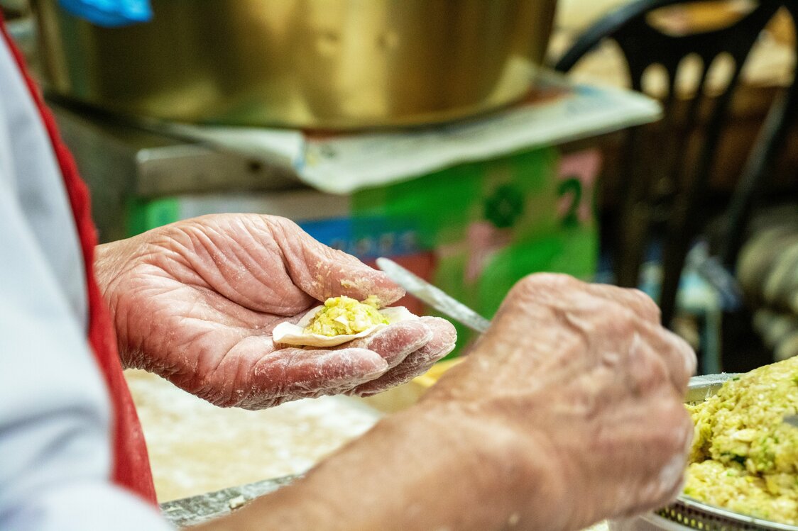 Au restaurant Manpuku, la pâte des gyôza est pétrie à la main et laissée à reposer pendant deux jours, pour lui donner une texture bien moelleuse. La garniture est simple : de la viande de porc hachée aromatisée au chou napa, de la ciboulette chinoise, des oignons de printemps, de l’ail et du gingembre.