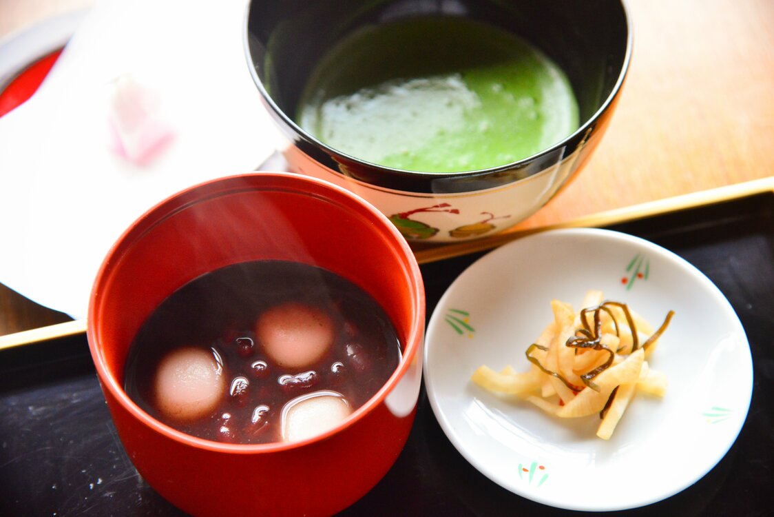 Matcha (té verde en polvo) con un dulce tradicional japonés y oshiruko (sopa de judías dulces) acompañado de encurtidos. Cada una de estas combinaciones cuesta 500 yenes (sin IVA).