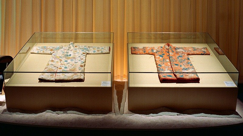 Batas exhibidas en “Japonismo y moda”, una exposición celebrada en 1996 en Tokio. Fotografía: Hatakeyama Naoya. ©Instituto de Moda de Kioto