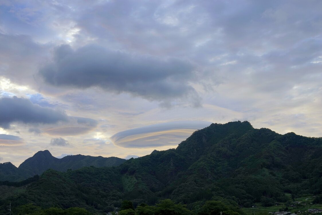 Las montañas de Takachiho y la nube lenticular. Fotografía: Ōsaka Hiroshi.