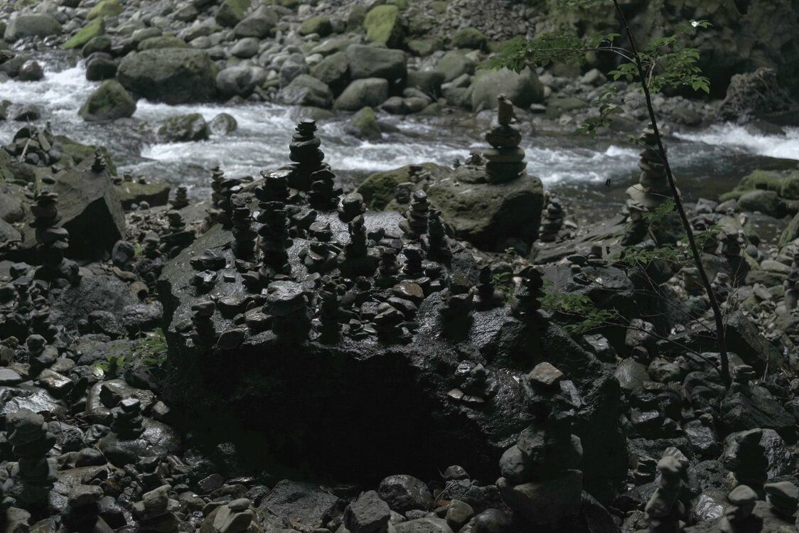 Montoncitos de piedra dentro de la cueva. Fotografía: Ōsaka Hiroshi.