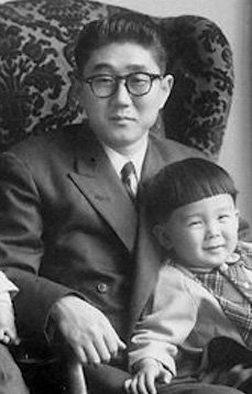 Абэ Синтаро со старшим сыном Хиронобу, 1956 год (31-й год периода Сёва)