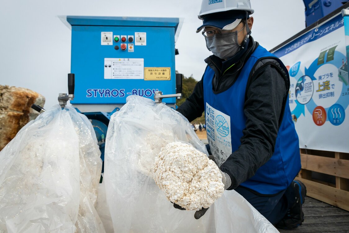 圧縮後の状態。この減容機は高熱を使用しないため、溶ける際の異臭が発生しづらく、素材劣化もないのでリサイクルしやすいという