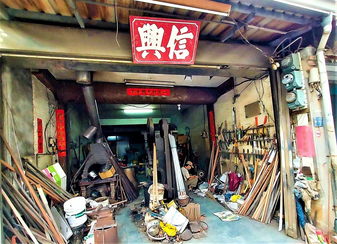 東便門を入ってすぐにある「打鉄街」、曲がりくねった路地に並ぶ店のなか、今も商売をつづける老舗の「信興」