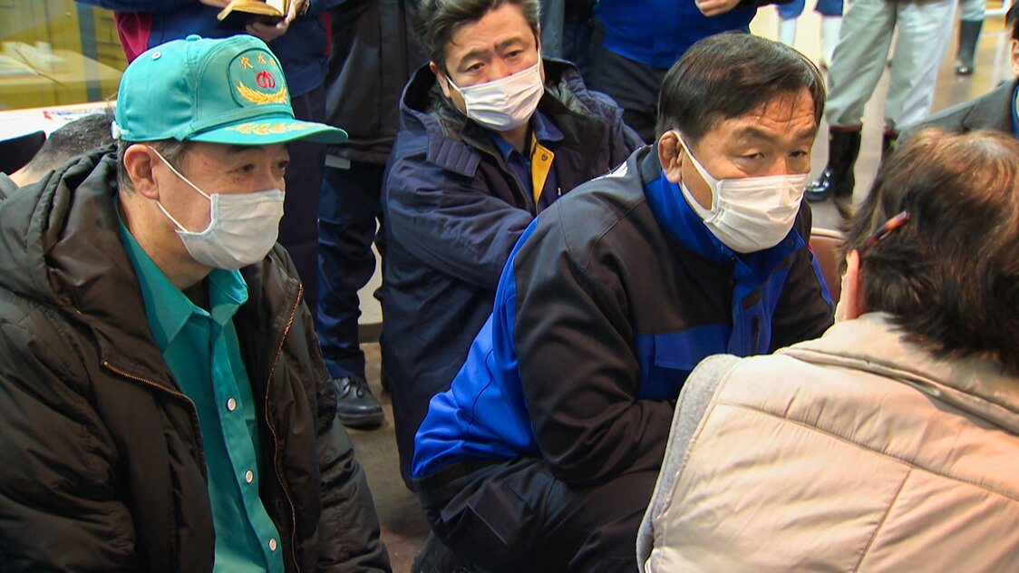 24年1月20日、馳知事（右から2人目）が震災後初めて穴水町を訪れ、吉村町長（左端）を伴い被災者を見舞う　©石川テレビ放送