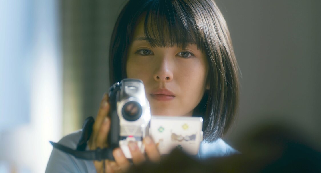 ビデオカメラで自分の好きなものを記録するすみれ ©2022 映画「やがて海へと届く」製作委員会