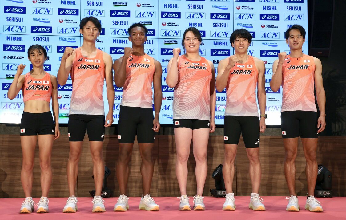 Les athlètes japonais lors d’une conférence de presse en amont du championnat. (gauche à droite) Tanaka Nozomi (1 500 mètres, 5 000 mètres), Uzawa Towa (200 mètres), Muratake Rachid (110 mètres haies), Kitaguchi Haruka (javelot), Izumiya Shunsuke (110 mètres haies), et Inoue Shunta (400 mètres haies). (Jiji)