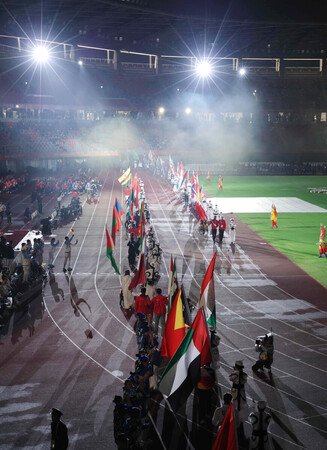 旗手として閉会式で行進する各国の選手ら＝２４日、愛知・パロマ瑞穂スタジアム