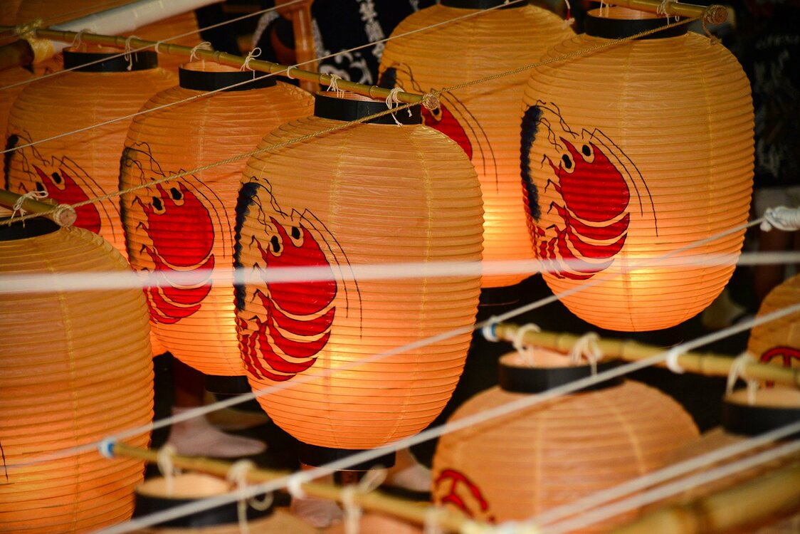 職人が手作りする提灯は、一つ一つに入った町紋のデザインにも注目　写真提供：秋田市竿燈まつり実行委員会