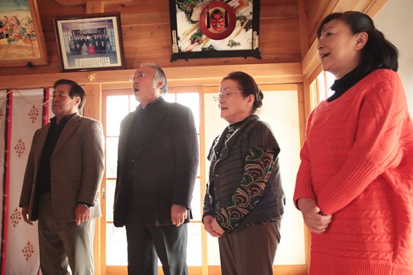De izq. a dcha., Mizuno Isao, Matsumoto Kazuharu, Yabe Fujiko y Kominato Mitsuru.