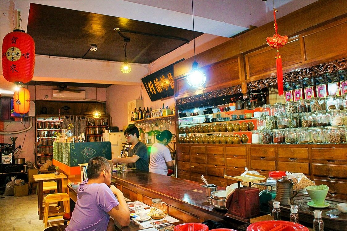 「元益與寶來」の店内。漢方薬とコーヒーの香ばしさが入り混じる（筆者撮影）