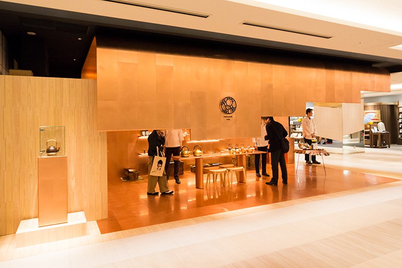 Магазин компании «Гёкусэндо» на 4-м этаже здания GINZA SIX. В интерьере использованы медные листы со следами ударов молотка