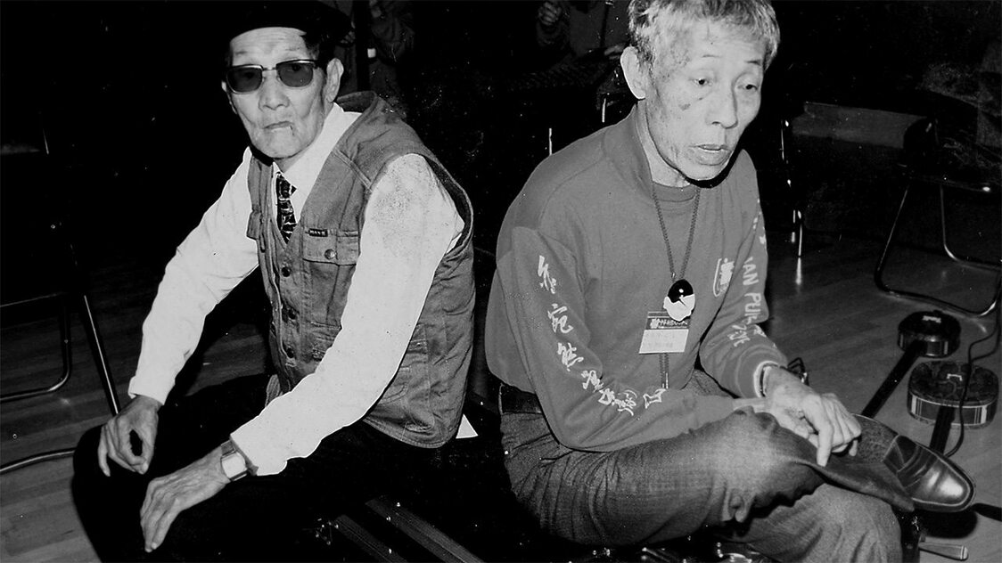 映画の冒頭に使われた父子の写真。父・李天禄（左）の半生を描いた侯孝賢監督の『戯夢人生』（93）は、カンヌ国際映画祭の審査員賞を受賞した　©Backstage Studio Co., Ltd.