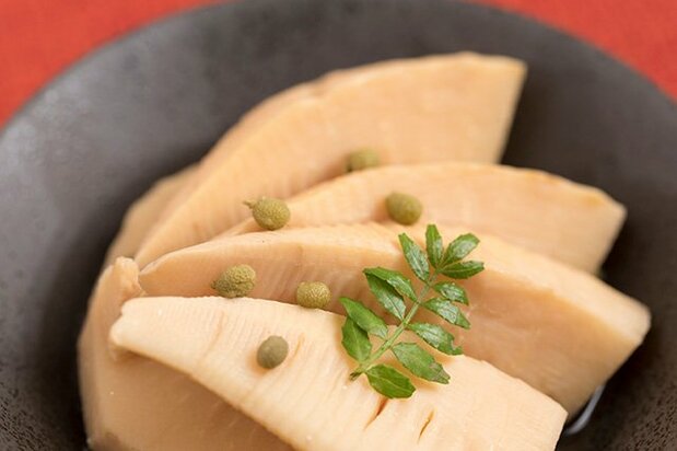 Takenoko no sanshō ni, un plato de la prefectura de Shimane. Fotografía de Ministerio de Agricultura, Silvicultura y Pesca de Japón, Uchi no kyōdo ryōri (“Nuestra comida local”).
