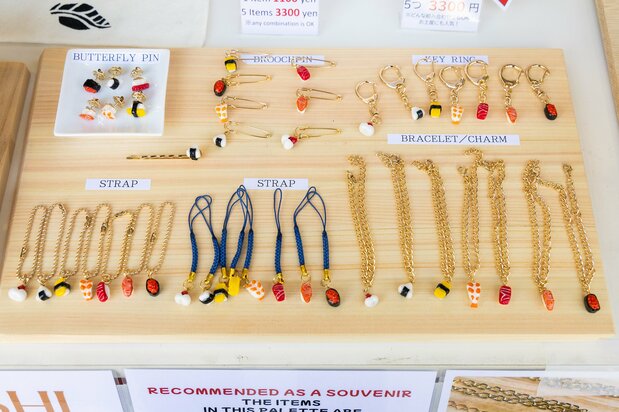 挂饰、钥匙链等商品1件1100日元,5件3300日元,组合购买更划算